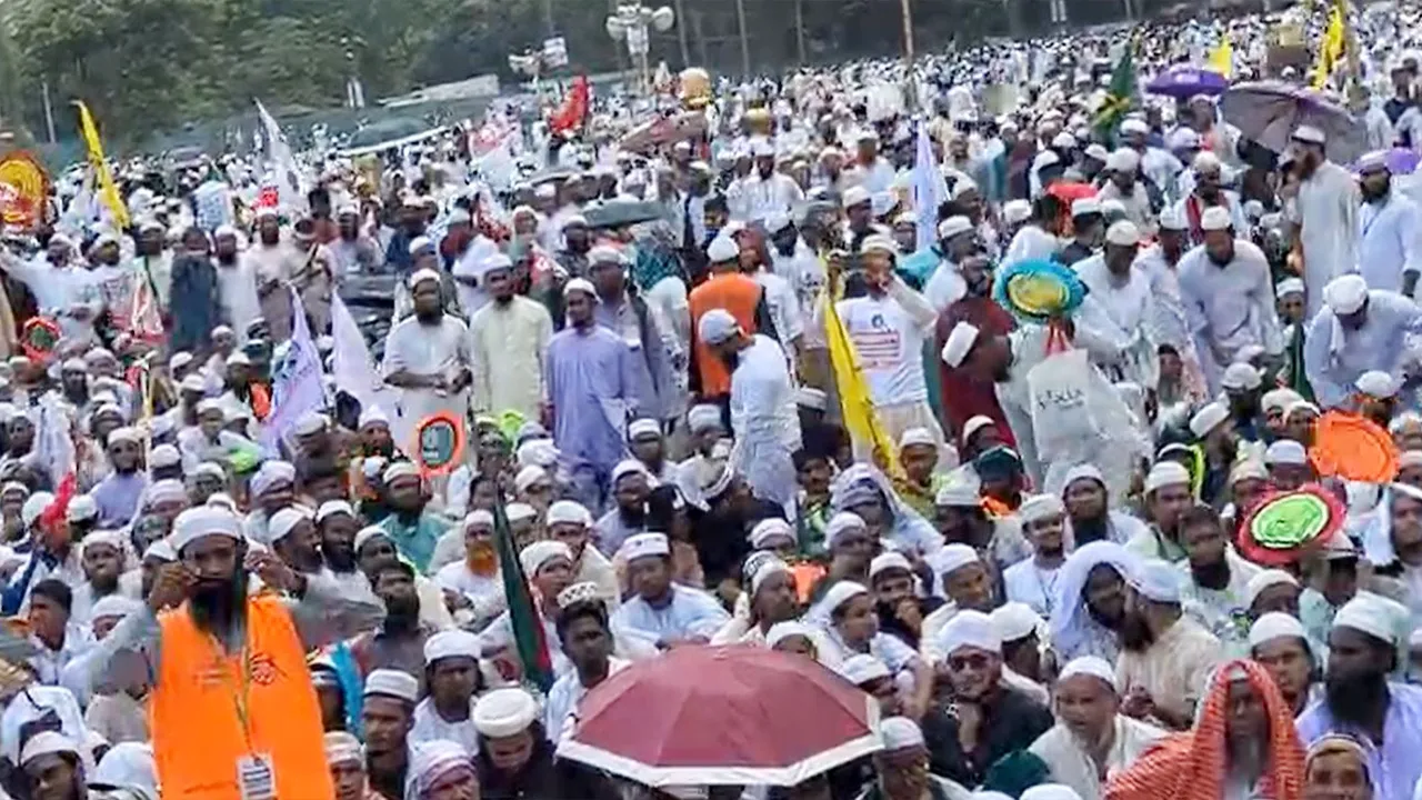 সমাবেশ শুরু দুইটায় এখনই নেতাকর্মীদের ঢল সোহরাওয়ার্দীতে