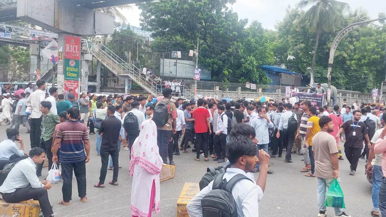 সায়েন্সল্যাব মোড় অবরোধ আইডিয়ালের শিক্ষার্থীদের