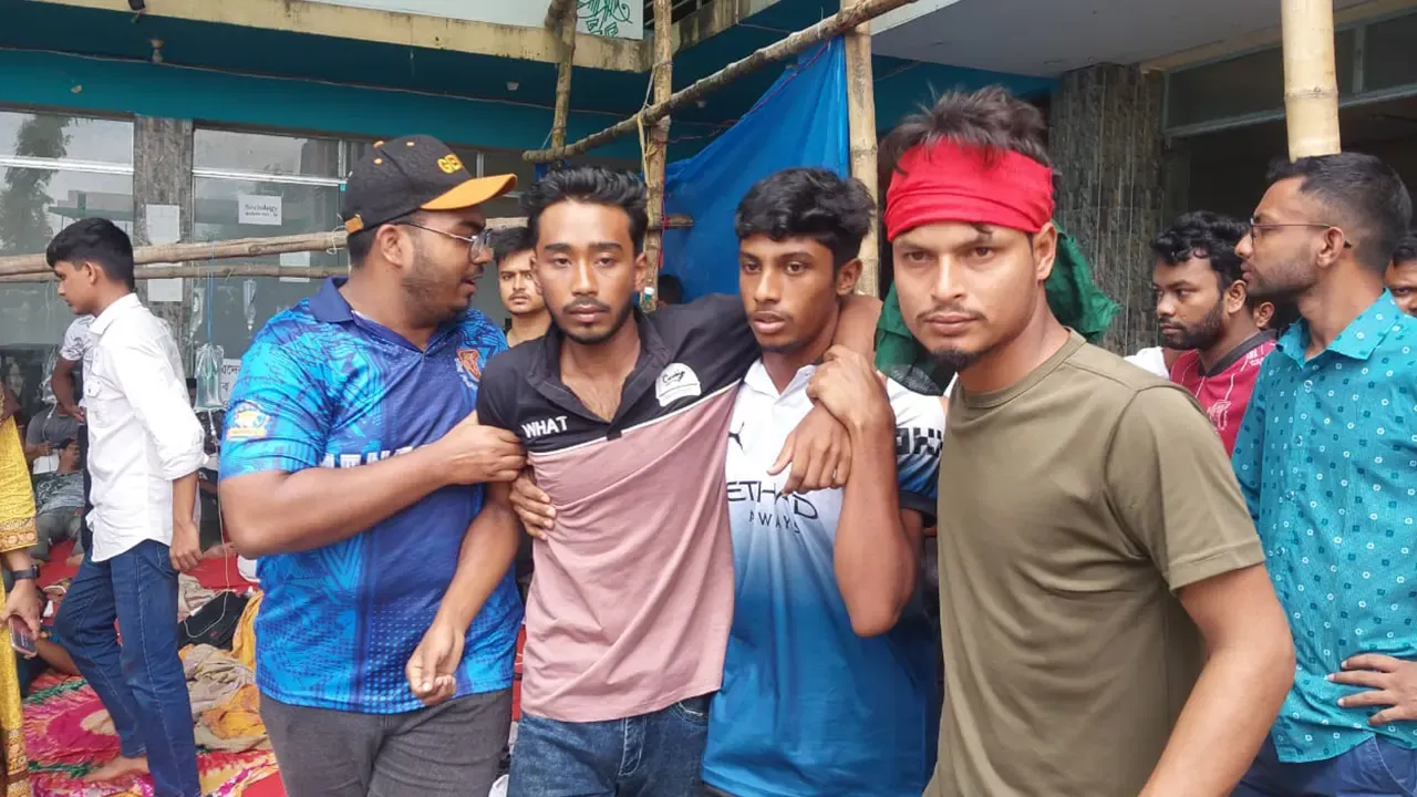 অনশনে অসুস্থ রবীন্দ্র বিশ্ববিদ্যালয়ের ২০ শিক্ষার্থী