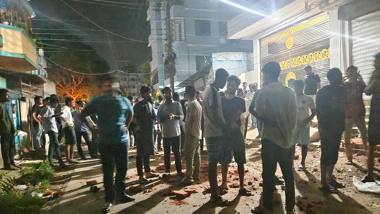 চবির নারী শিক্ষার্থীকে মারধরের অভিযোগ, উত্তপ্ত ক্যাম্পাস