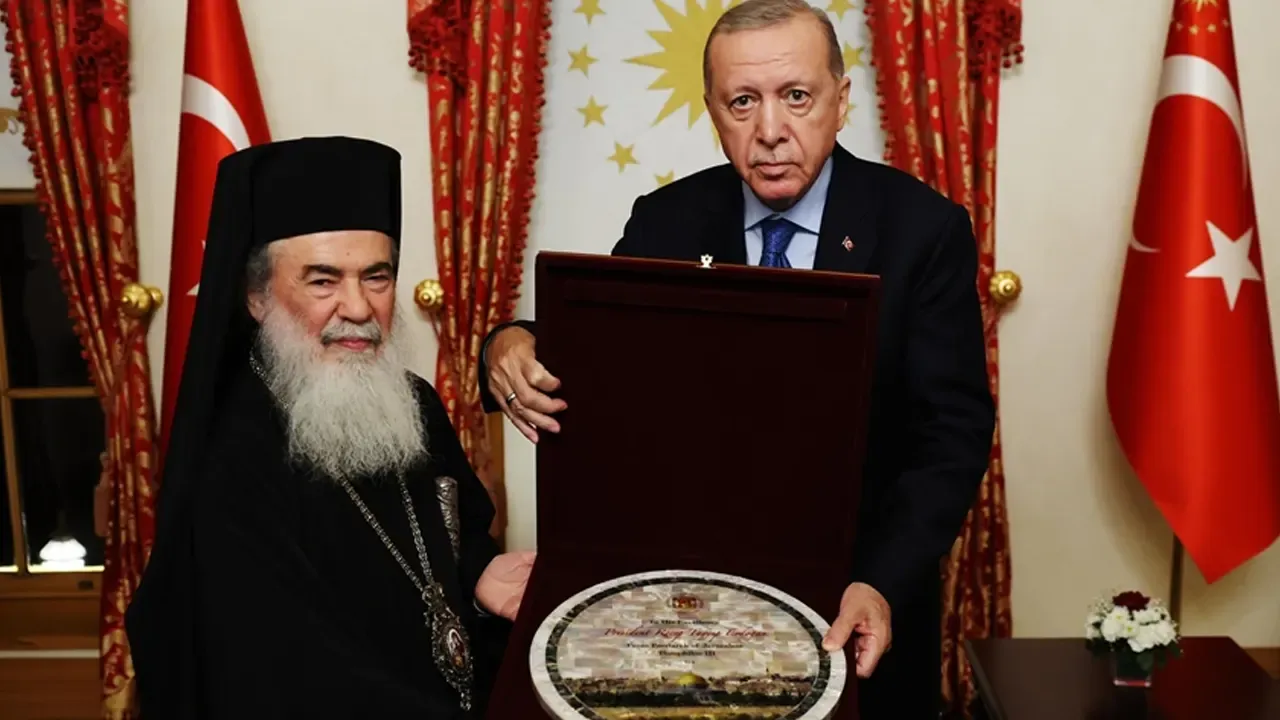 খলিফা উমরের (রা.) সঙ্গে চুক্তিপত্রের প্রতিলিপি এরদোয়ানকে উপহার দিলেন খ্রিষ্টান পাদরি