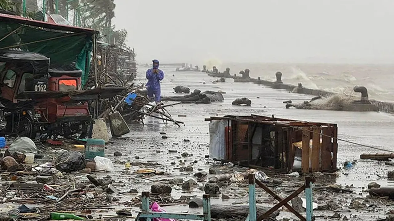 সুপার টাইফুনের কারণে স্কুল ও ব্যবসা প্রতিষ্ঠান বন্ধ ঘোষণা