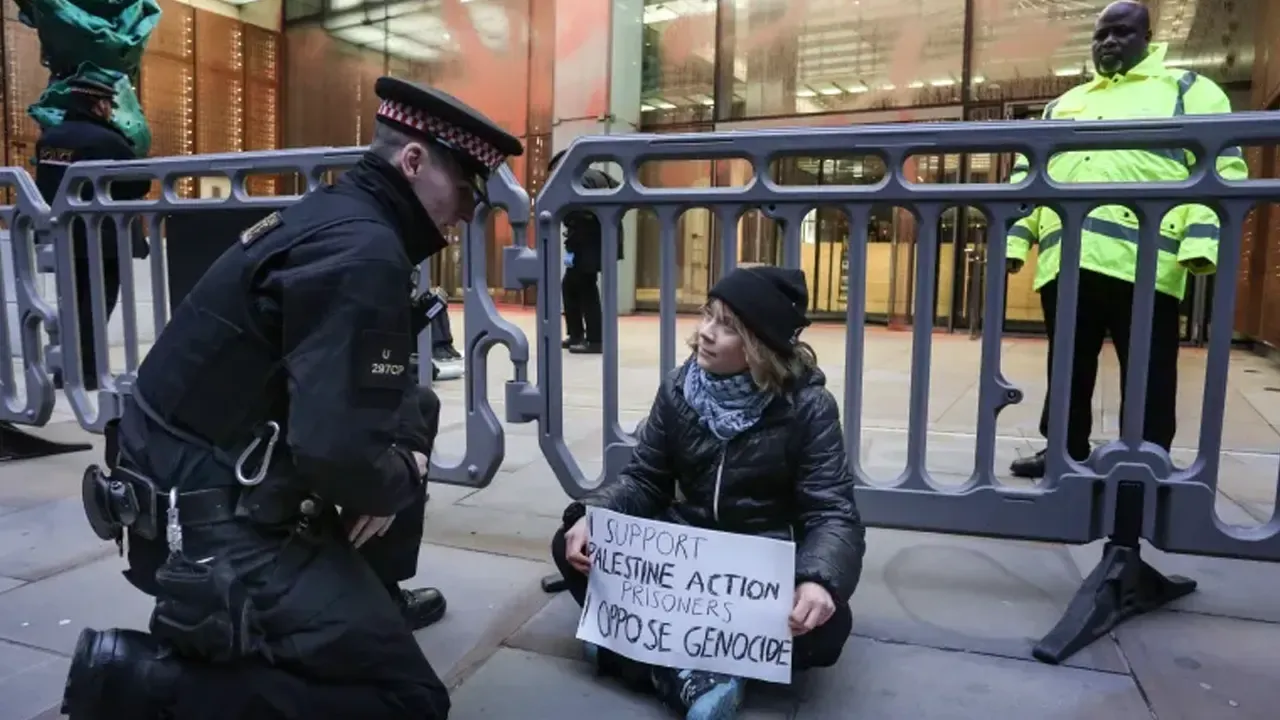 লন্ডনে পুলিশের হাতে গ্রেটা থুনবার্গ আটক