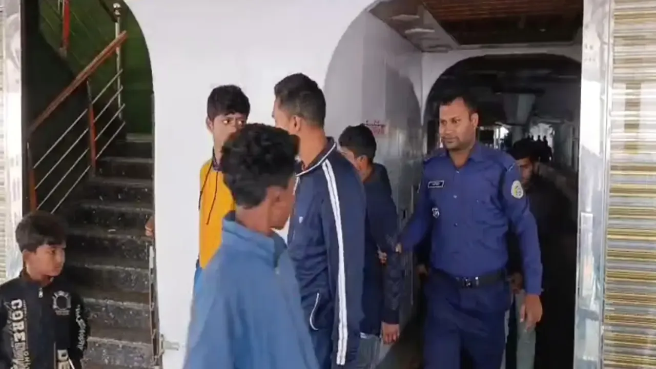 দুই লঞ্চের সংঘর্ষের ঘটনায় আটক ৪