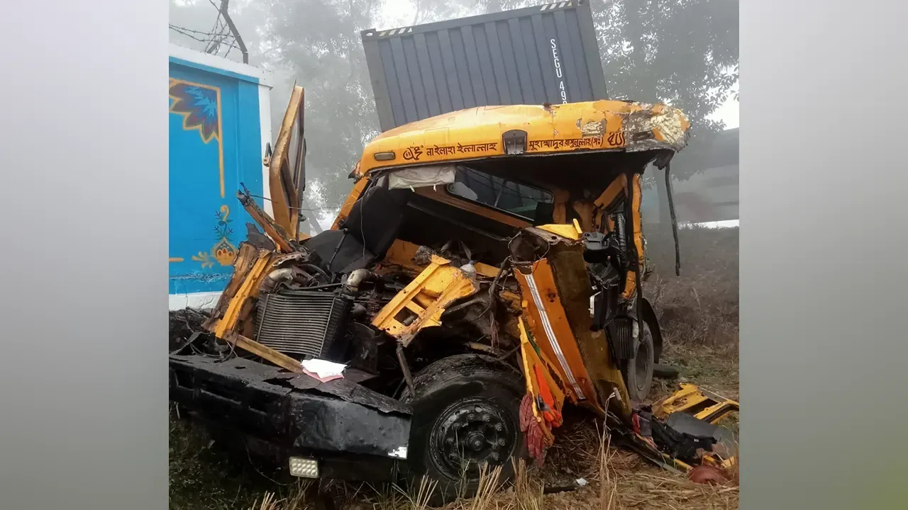 সড়কে প্রাণ গেল ২ জনের