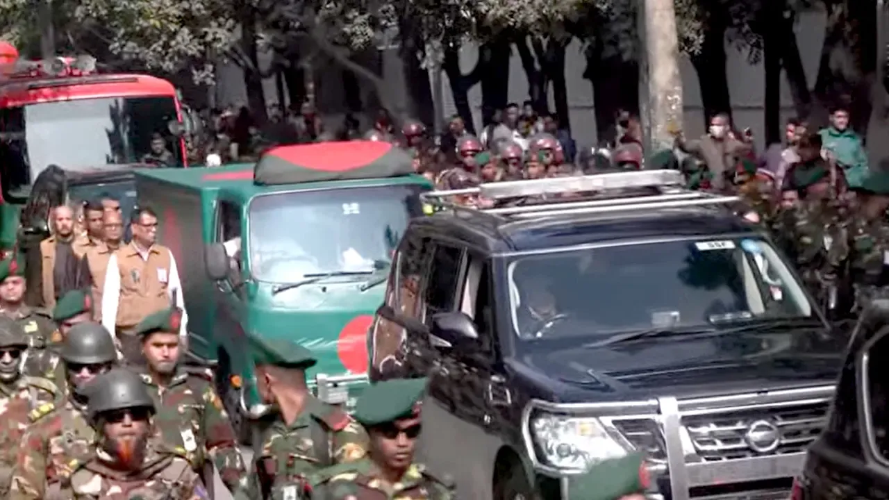 সংসদ ভবনের পথে খালেদা জিয়ার মরদেহ