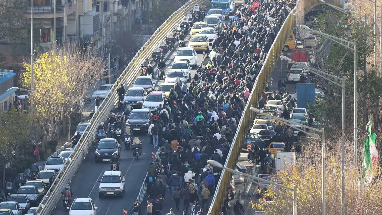 বিক্ষোভে উত্তাল ইরান,  নিহত ২৫