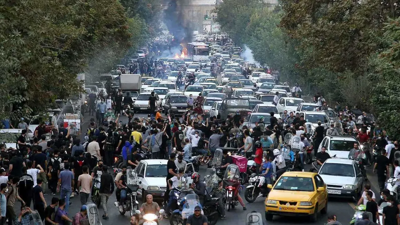 বিক্ষোভে উত্তাল ইরানে নিহত ২৪০০-এর বেশি : মার্কিন সংস্থা