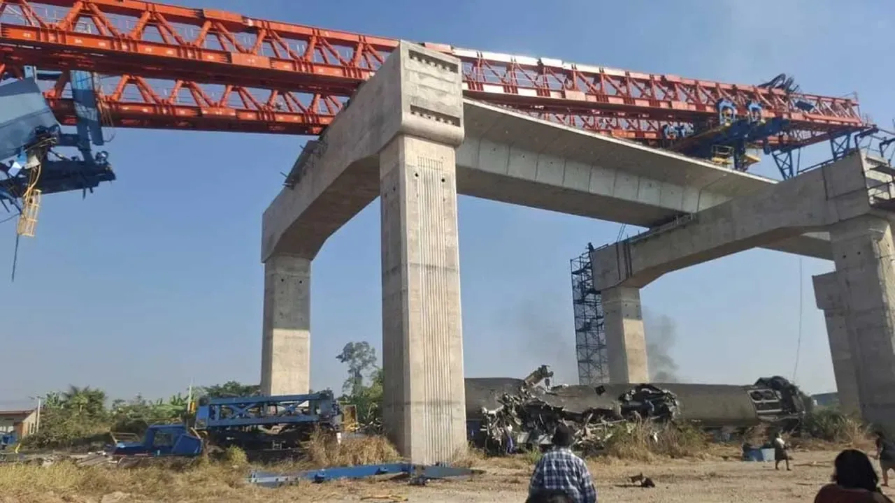 থাইল্যান্ডে চলন্ত ট্রেনের ওপর ক্রেন ভেঙে পড়ে নিহত ২২