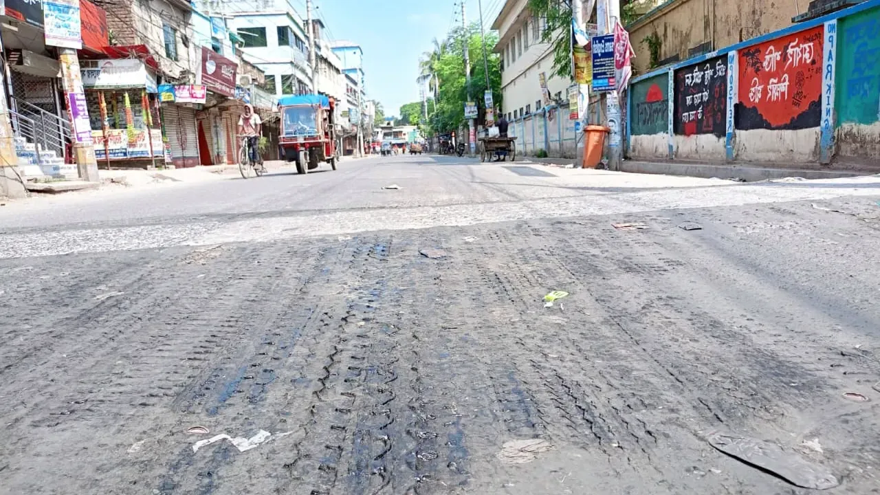 চুয়াডাঙ্গায় তাপমাত্রা ৩৮.৫ ডিগ্রি, গলে যাচ্ছে রাস্তার পিচ