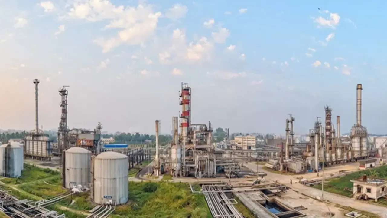 বন্ধ হয়ে গেল দেশের একমাত্র রাষ্ট্রায়ত্ত তেল শোধনাগার