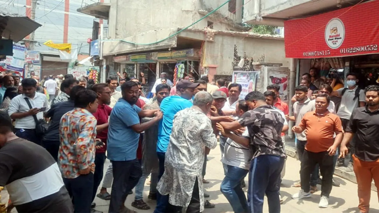 এসএসসি পরীক্ষা কেন্দ্রের সামনে বিএনপির দুগ্রুপের সংঘর্ষ
