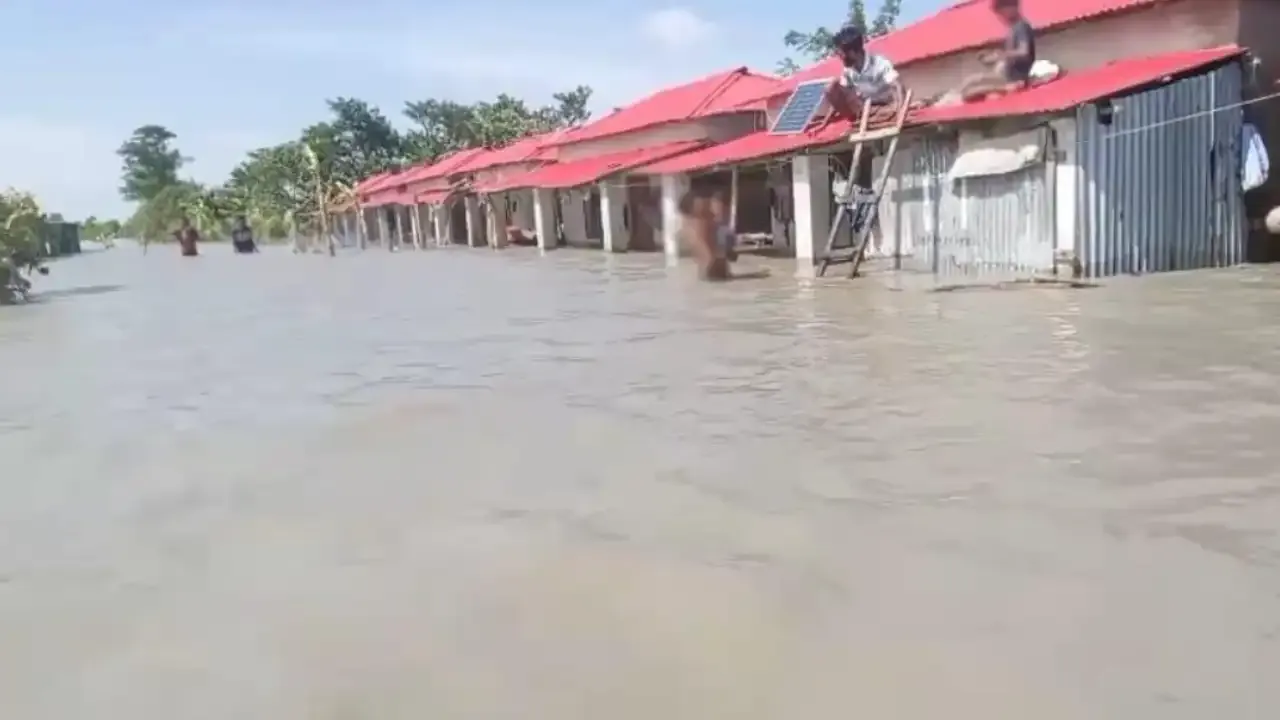 মনপুরায় নিম্নাঞ্চল প্লাবিত, পানিবন্দি ১০ হাজার মানুষ