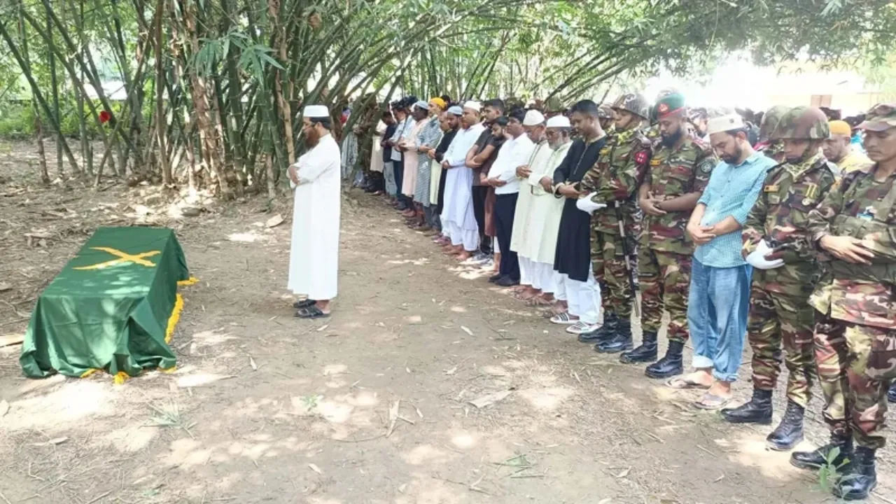 মায়ের কবরের পাশে চিরনিদ্রায় সেনাসদস্য তাসনিম রিফাত