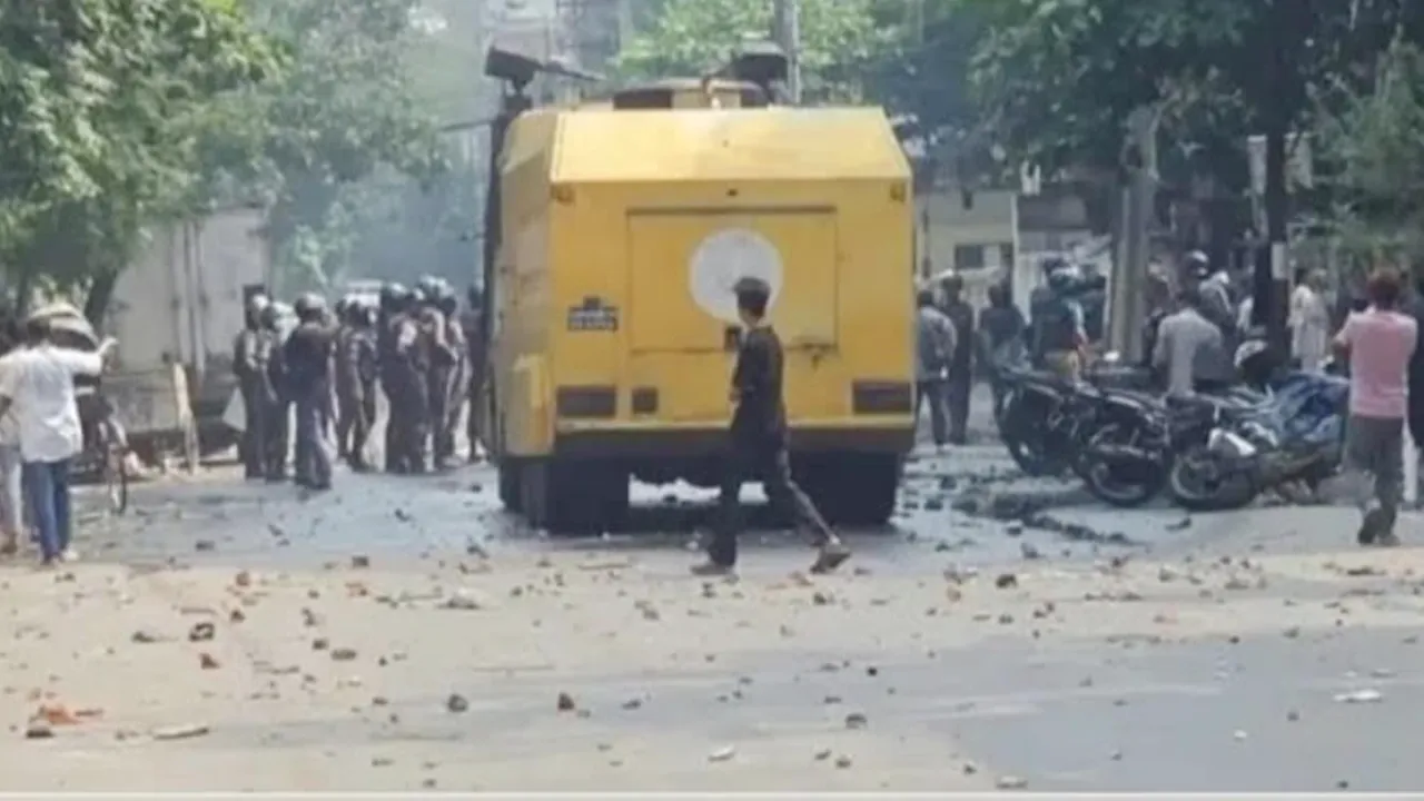 উত্তরায় পোশাকশ্রমিকদের বিক্ষোভ, জলকামান-সাউন্ড গ্রেনেডে ছত্রভঙ্গ