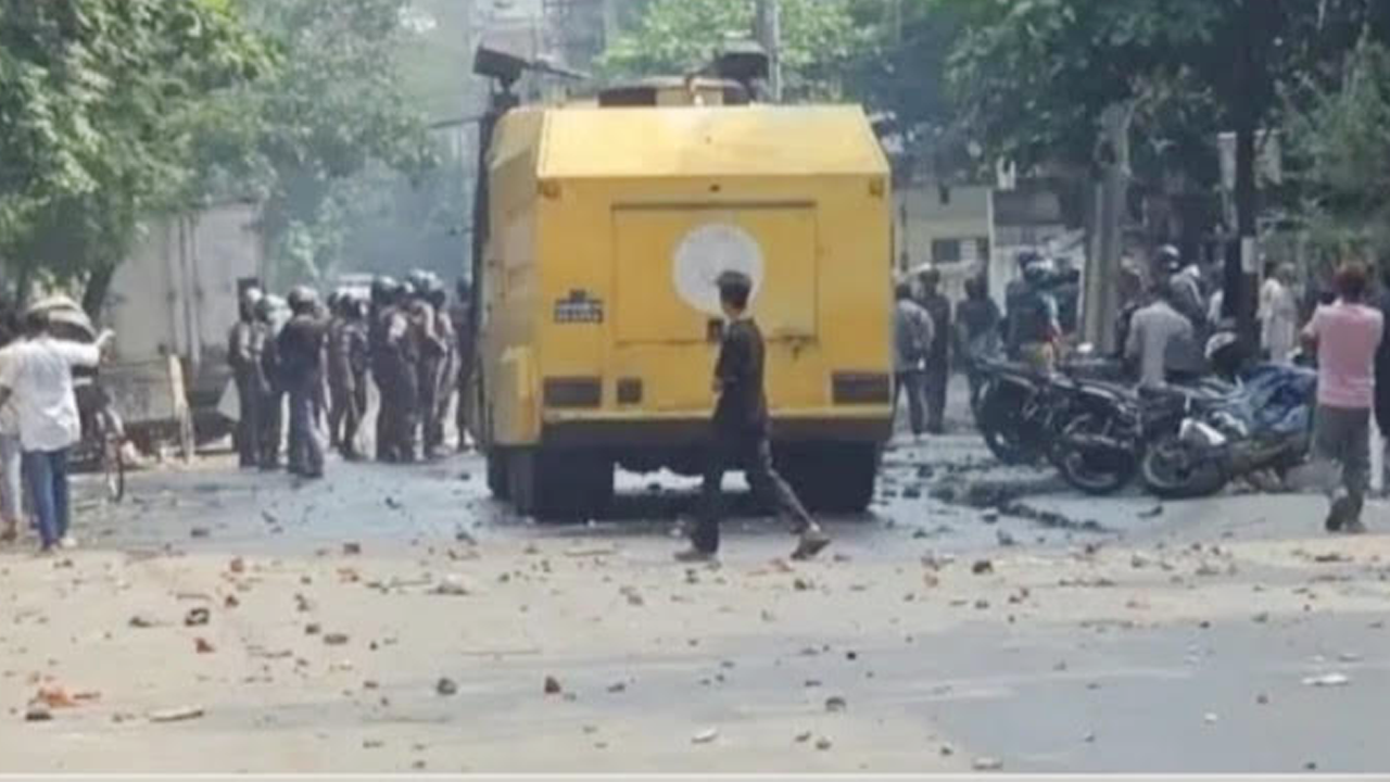 উত্তরায় পোশাকশ্রমিকদের বিক্ষোভ, জলকামান-সাউন্ড গ্রেনেডে ছত্রভঙ্গ