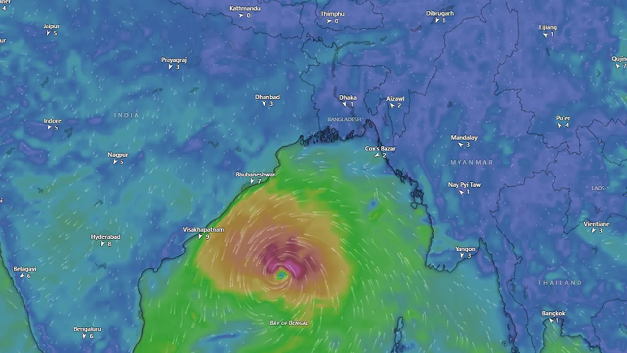 অতিপ্রবল হয়ে অন্ধ্র উপকূলে আঘাত হানতে পারে বুধবার