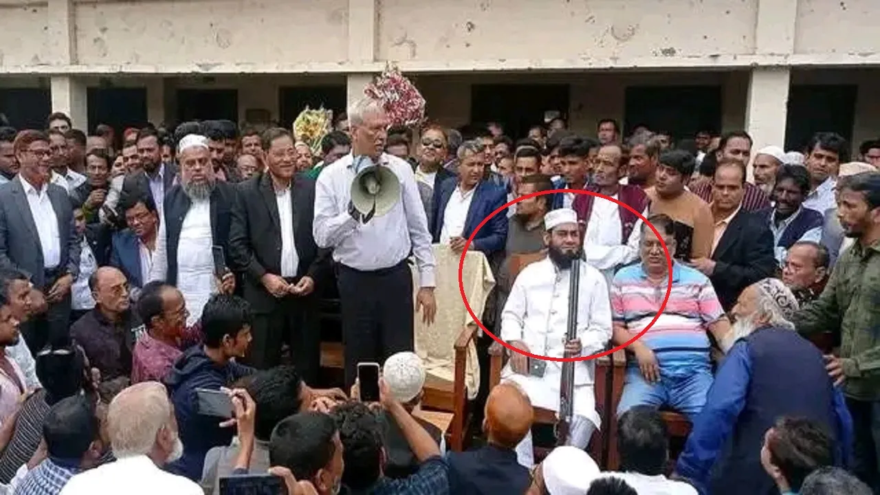 আ.লীগ প্রার্থী শাহজাহান ওমরের সমাবেশে অস্ত্র হাতে বিএনপি নেতা