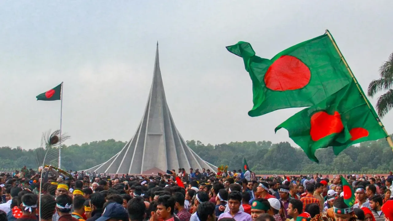 বিজয় দিবসে ঢাকার উঁচু ভবনগুলোতে উড়বে বড় আকারের লাল-সবুজ পতাকা