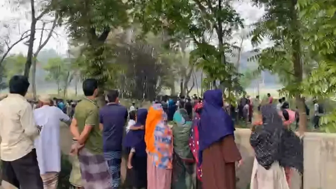 রাতের আঁধারে খোঁড়া হয়েছে ১৫ কবর, ভেতরের দৃশ্যে তোলপাড়