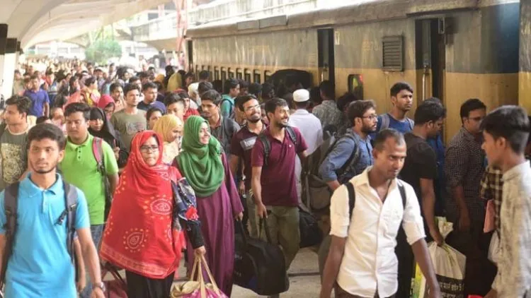 ঈদ সামনে রেখে ঘরমুখো মানুষের স্রোত
