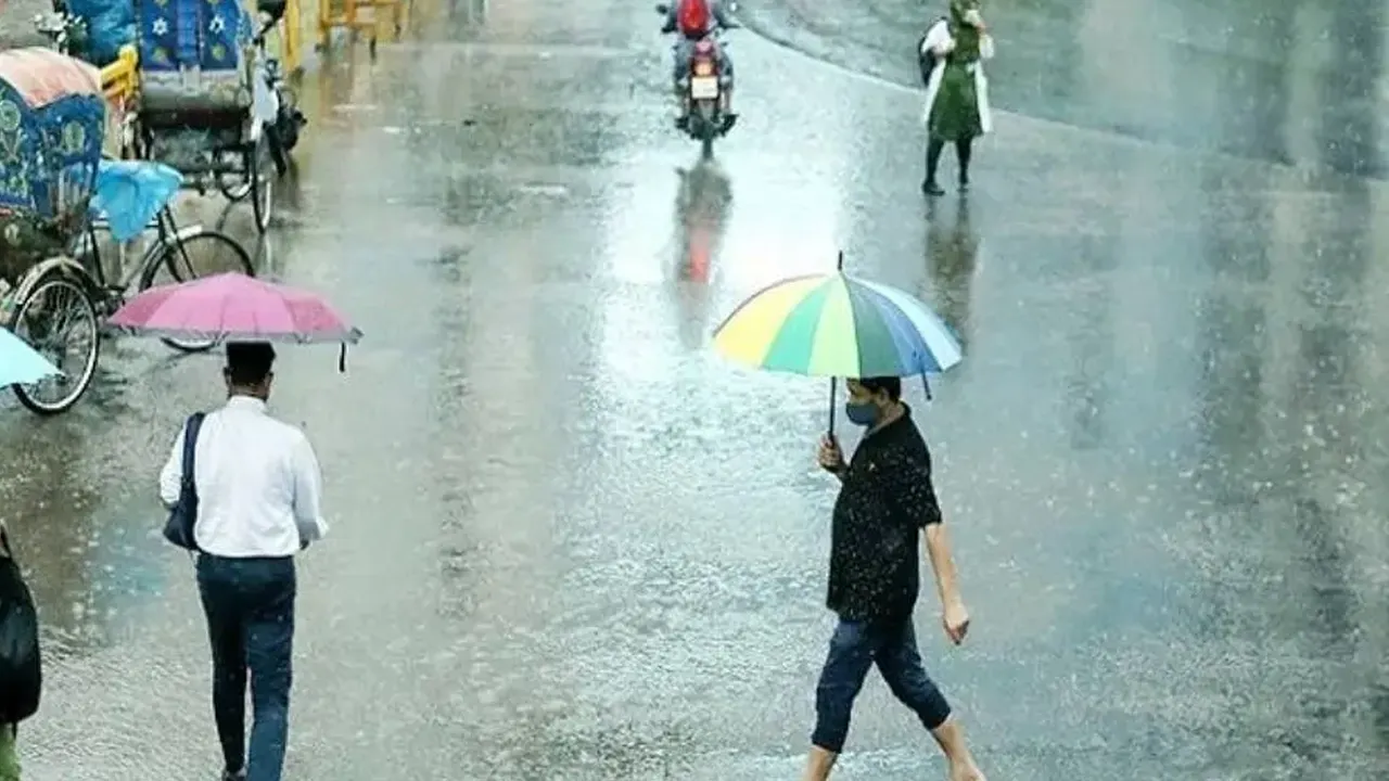 গুঁড়ি গুঁড়ি বৃষ্টিতে রাজধানীতে স্বস্তি