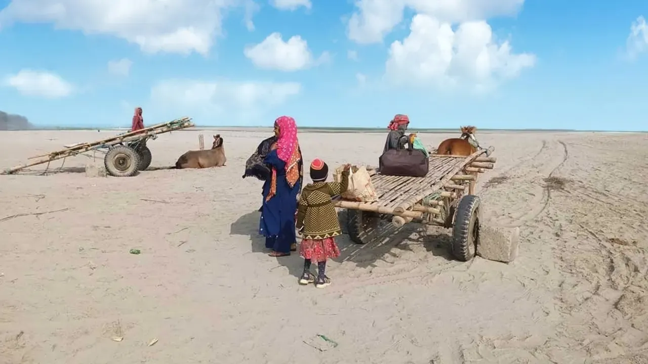 নেই রাস্তা, যাত্রী-রোগী পরিবহন, ভরসা শুধু ঘোড়ার গাড়িতে