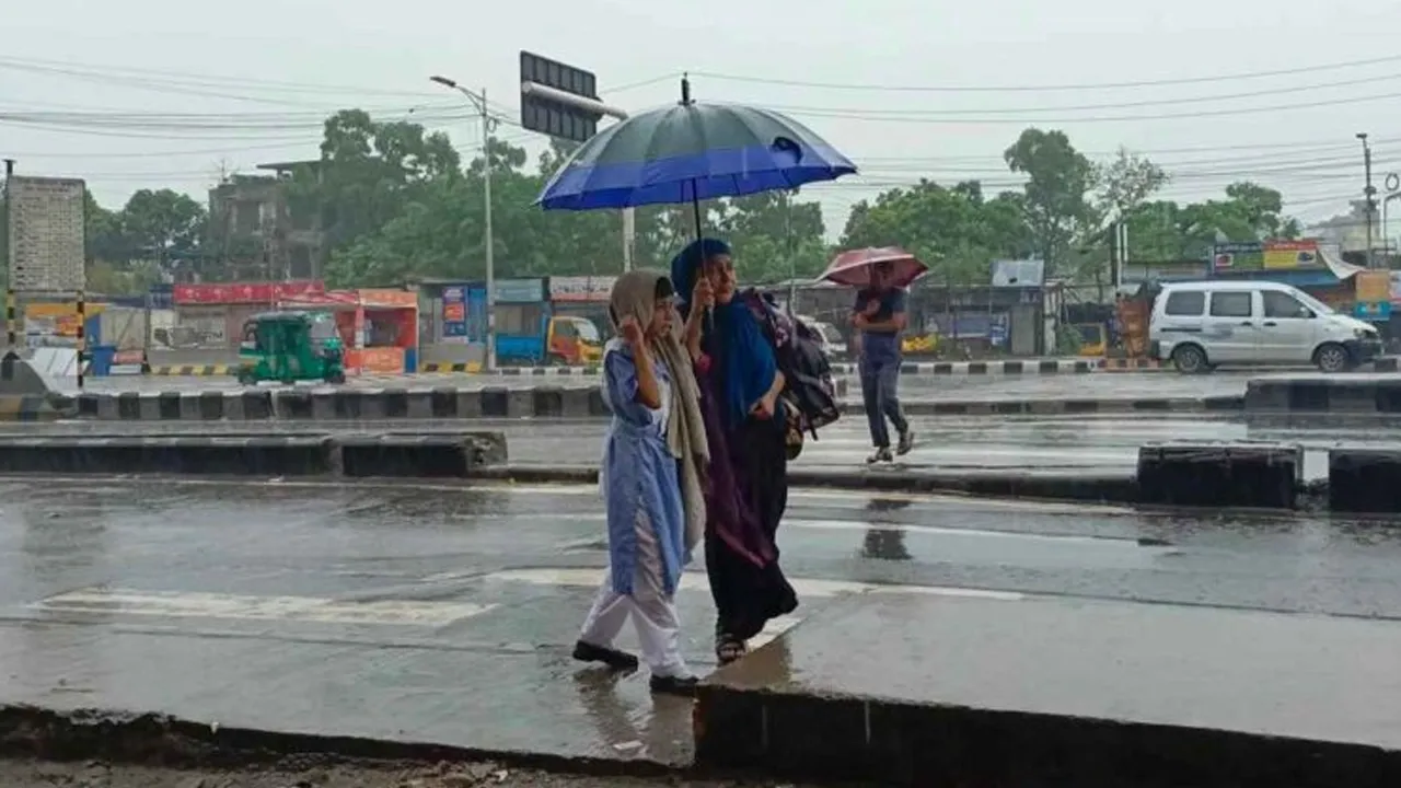 সাতসকালে বৃষ্টিতে ভিজল ঢাকা