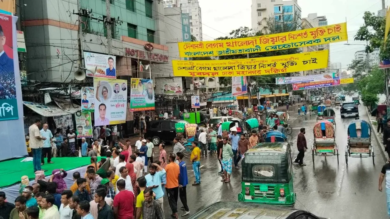 বৃষ্টির মধ্যেও সমাবেশস্থলে বিএনপির নেতাকর্মীরা