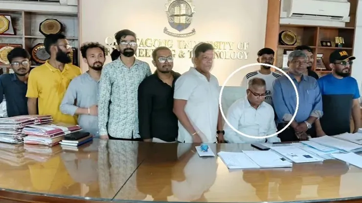 ২৪ ঘণ্টা ধরে অবরুদ্ধ চুয়েট উপাচার্য, শাহবাগে সমাবেশের ডাক