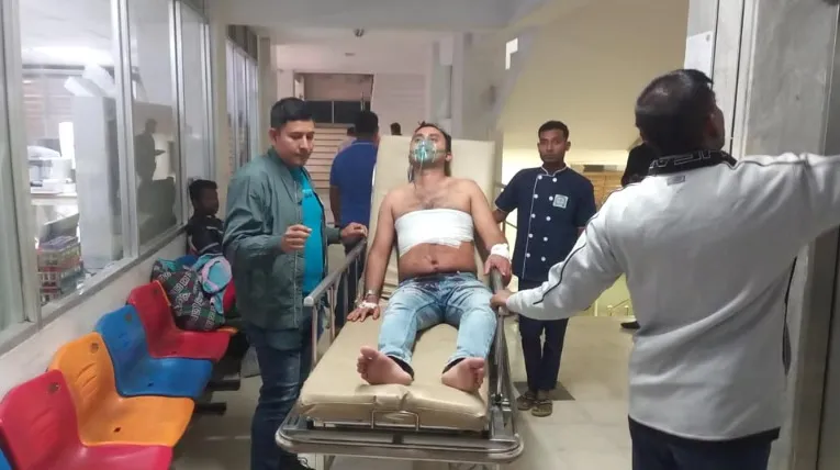 সাভারে এসিল্যান্ডকে ছিনতাইকারীর ছুরিকাঘাত