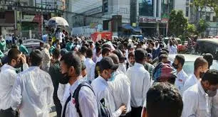 বাসে শিক্ষার্থীদের অর্ধেক ভাড়ার বিষয়ে সিদ্ধান্ত আজ