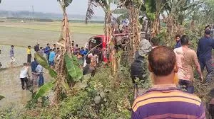 ইবির বাস উল্টে আহত ২৫ শিক্ষার্থী
