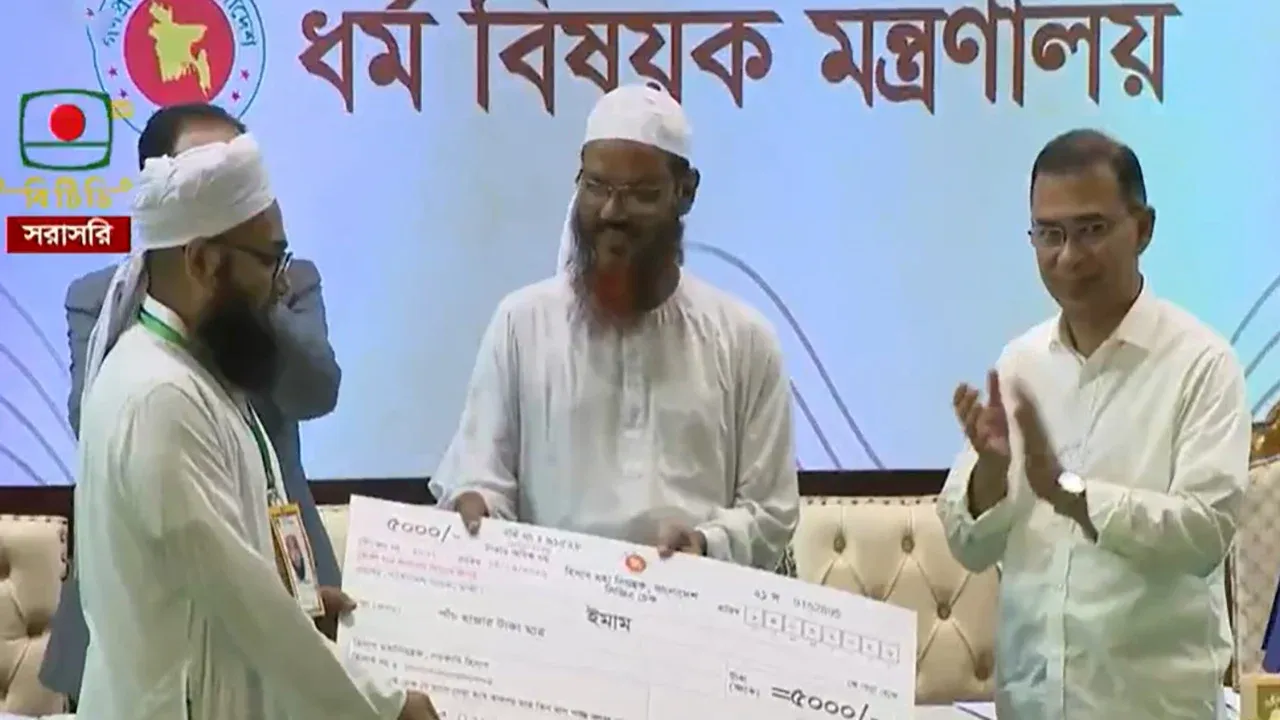 ইমাম ও মুয়াজ্জিনদের সম্মানি প্রদান কার্যক্রম উদ্বোধন করলেন প্রধানমন্ত্রী