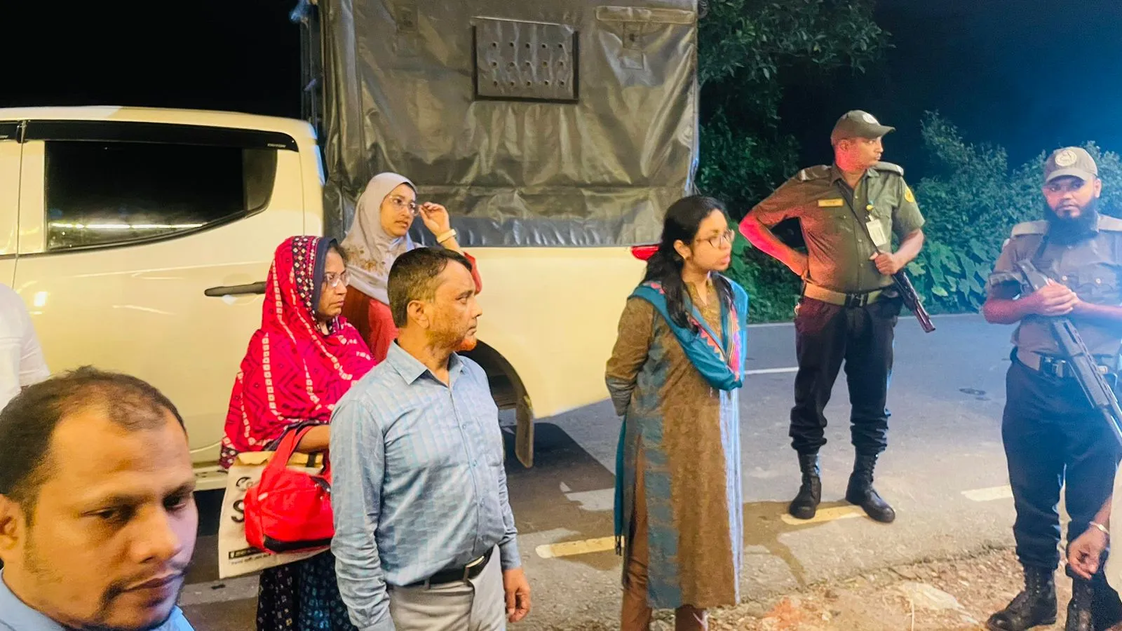 নদীর পারে অবৈধ বিদ্যুৎ সংযোগ বিচ্ছিন্ন করেছে প্রশাসন