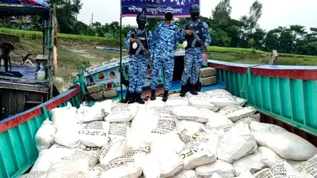 মিয়ানমারে পাচারের সময় ৮ হাজার কেজি ইউরিয়া সার জব্দ