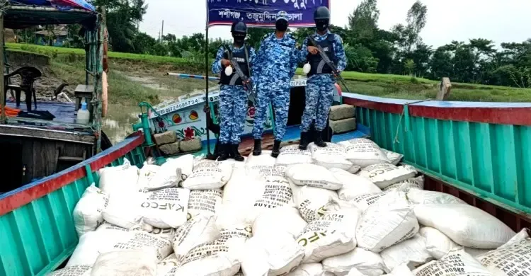 মিয়ানমারে পাচারের সময় ৮ হাজার কেজি ইউরিয়া সার জব্দ