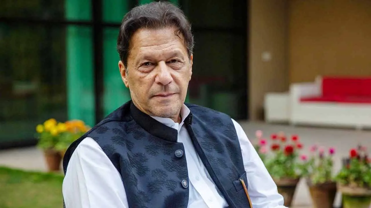 কারাবন্দি ইমরানকে দলীয় বৈঠক করার অনুমতি আদালতের