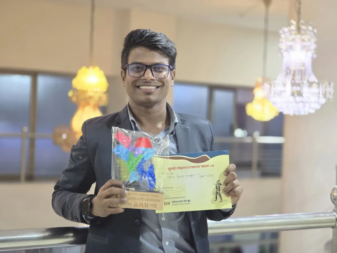 'জুলাই বার্তাবীর' অ্যাওয়ার্ড পেলেন স্টার নিউজের ইমরান