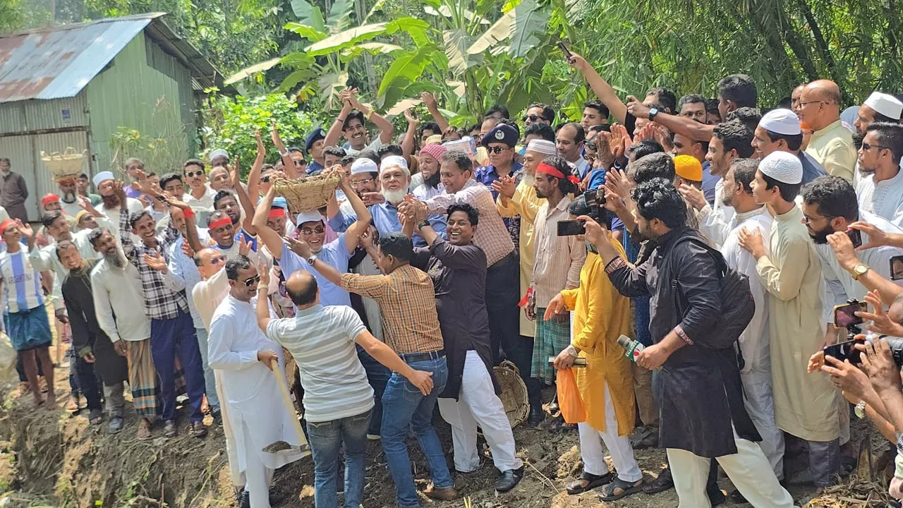 ‘বাংলাদেশ থেকে চুরি করে শেখ হাসিনা ৩২ লাখ কোটি টাকা নিয়ে গেছে’