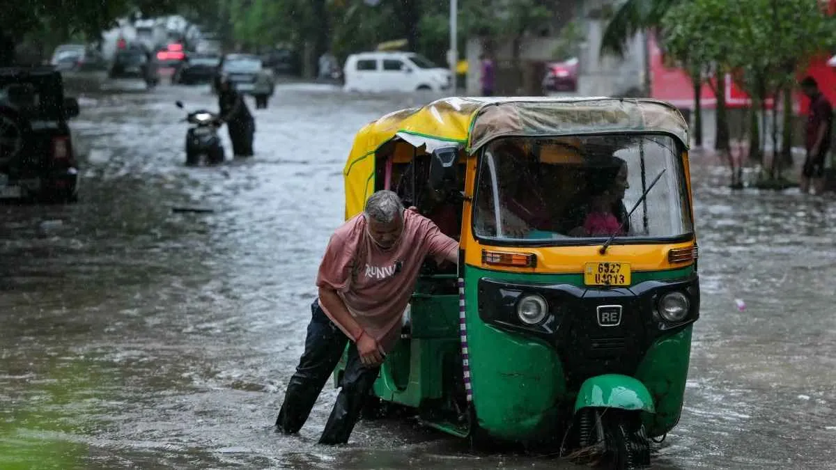 ভারতের উত্তর প্রদেশে বন্যা-ভূমিধসে নিহত ৫৬