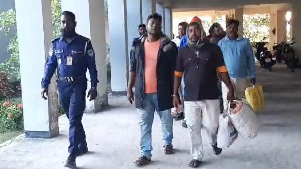 বঙ্গোপসাগরে ট্রলারসহ ১৬ ভারতীয় জেলে আটক