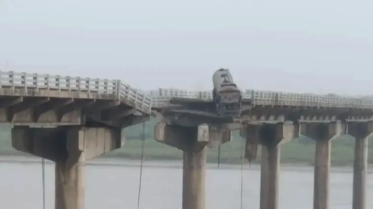 ভারতের গুজরাটে সেতু ভেঙে নদীতে যানবাহন, নিহত ৩