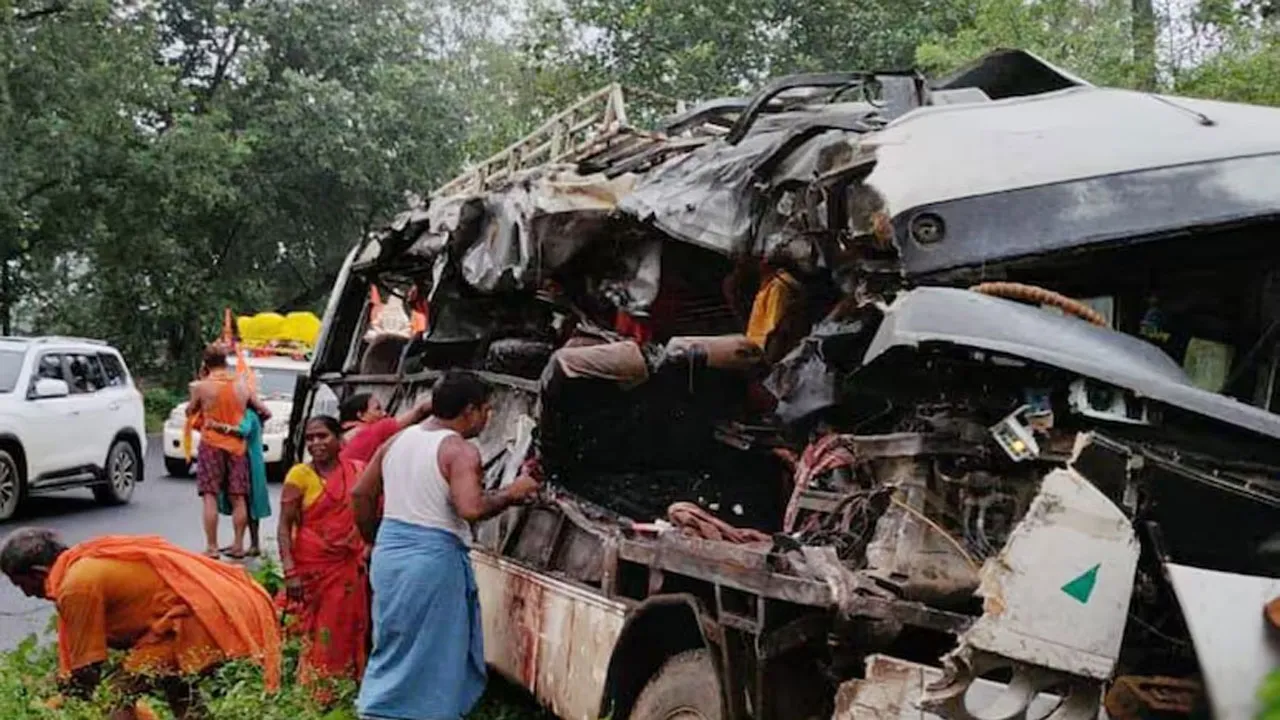 ঝাড়খণ্ডে বাস-ট্রাকের মধ্যে ভয়াবহ সংঘর্ষ, ১৮ পুণ্যার্থী নিহত