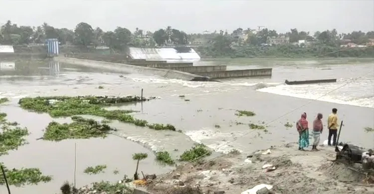পশ্চিমবঙ্গে ভাঙলো আত্রাই নদীর বাঁধ, প্রভাব পড়বে বাংলাদেশে