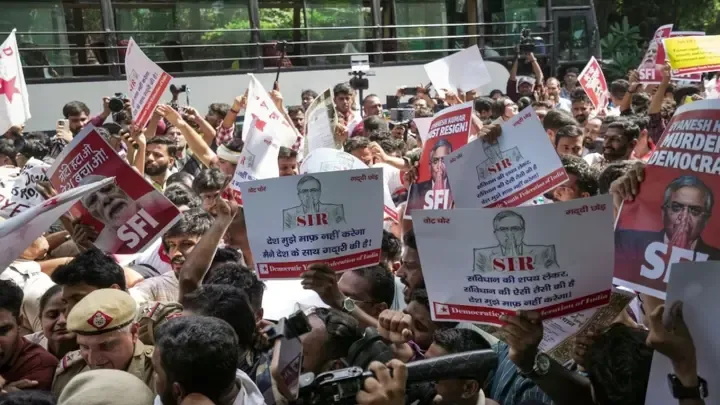 প্রধান নির্বাচন কমিশনারের পদত্যাগের দাবিতে ভারতজুড়ে বিক্ষোভ