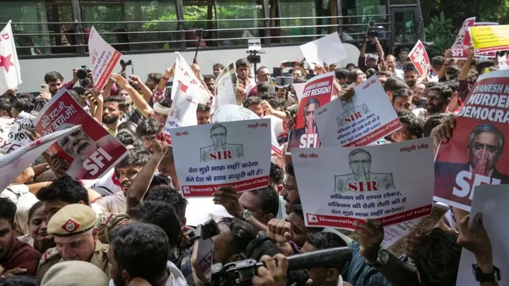প্রধান নির্বাচন কমিশনারের পদত্যাগের দাবিতে ভারতজুড়ে বিক্ষোভ