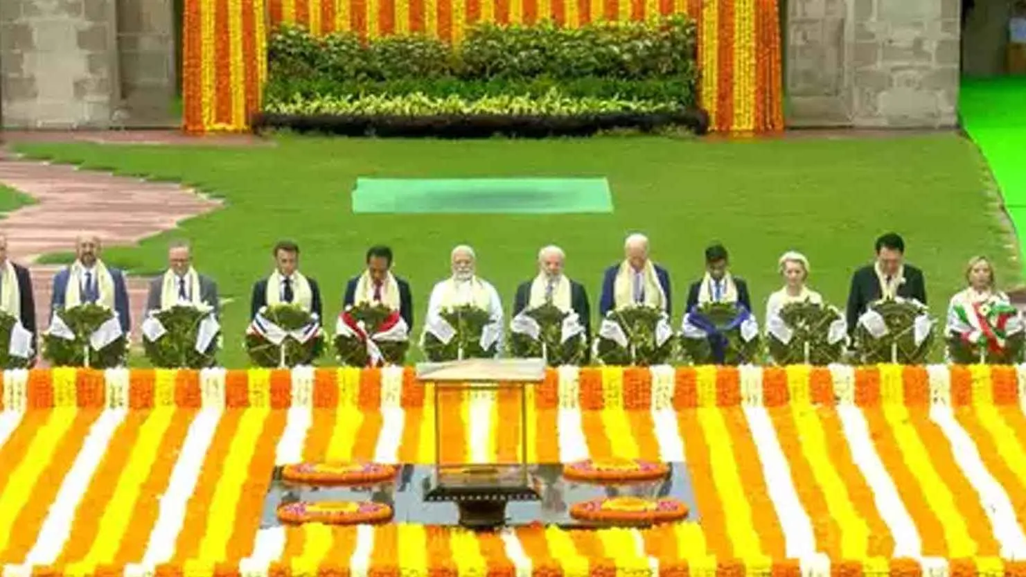 মহাত্মা গান্ধীর সমাধিতে বিশ্বনেতাদের শ্রদ্ধা