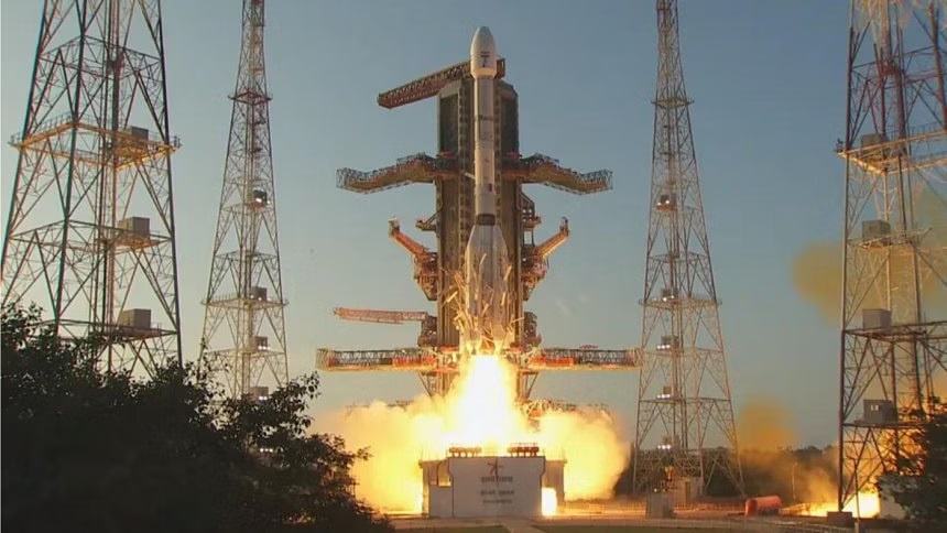 India launches meteorological satellite into space