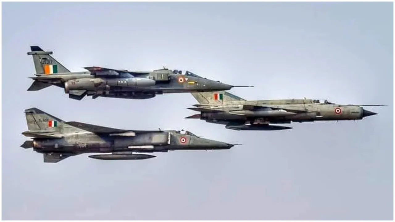 ভারত-শাসিত কাশ্মিরে ৩টি যুদ্ধবিমান বিধ্বস্ত হয়েছে: রয়টার্স
